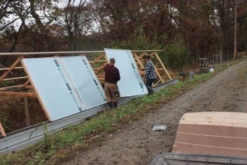 Las planchas dobles cavernosas de
                              policarbonato en marcos son fijadas