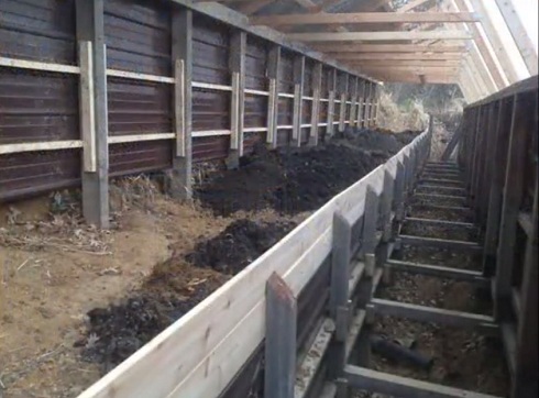 El
                              bancal elevado es encofrado y recibe una
                              capa de humus encima