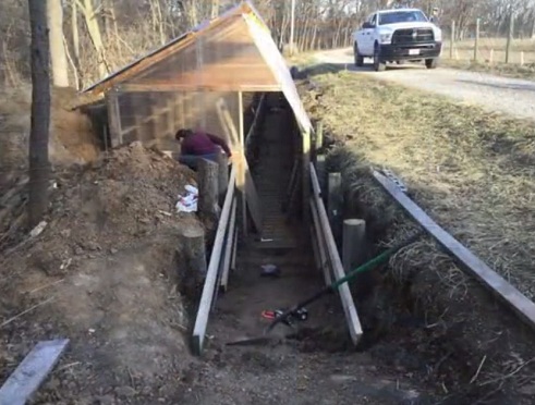 Construcci�n de paredes laterales y
                              la rampa para la entrada principal