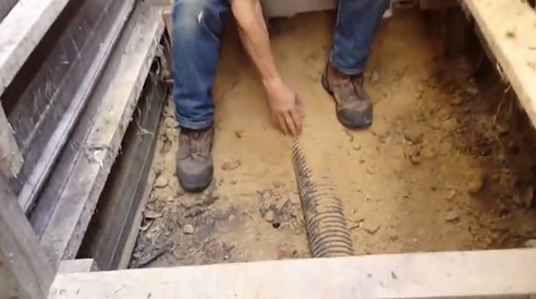 En el piso de la zanja
                                hay el tubo para el desag�e y para la
                                ventilaci�n