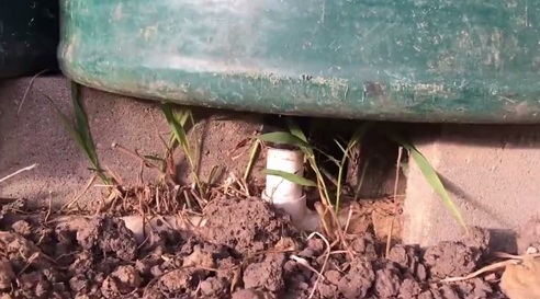 El sistema de
                                tubos debajo de los barriles de agua 01