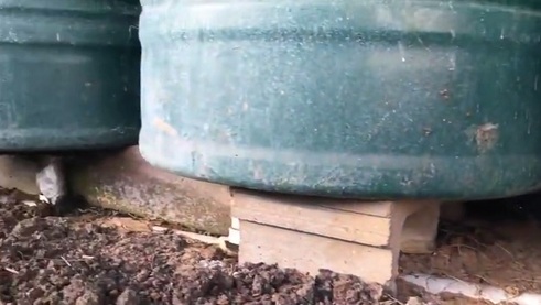El sistema de
                                tubos debajo de los barriles de agua 03