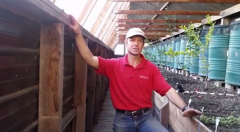 La hilera de barriles de agua que
                                solo est�n en piedras de hormig�n