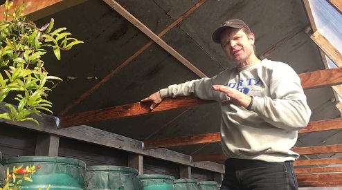 El lado norte del techo es negro