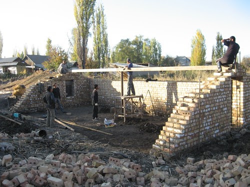 Kirgisistan 2010: Bau eines Walipinis
                              in der Fl�che mit Doppelmauern rund rum,
                              das Doppelmauer-U ist fertig
