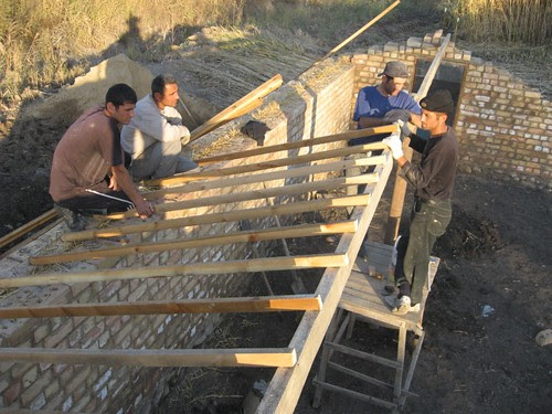 Kirgisistan 2010: Bau eines
                              Walipinis in der Fl�che mit Doppelmauern
                              03, die Dachkonstruktion an der Nordseite
                              01
