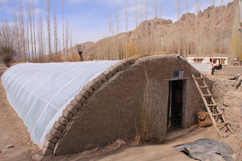 Ladakh
                              (Indien): Walipini in der Fl�che mit
                              Doppelmauer-U