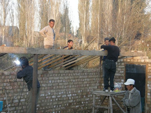 Kyrgyzstan 2010: Construction of
                              a Walipini on the surface with double
                              walls 04, the roof structure on the north
                              side 02