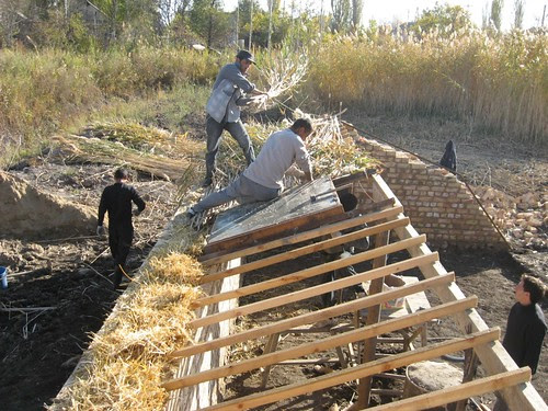 Kyrgyzstan 2010:
                              Construction of a Walipini on the surface
                              with double walls 05, the roof
                              construction on the northern side 03