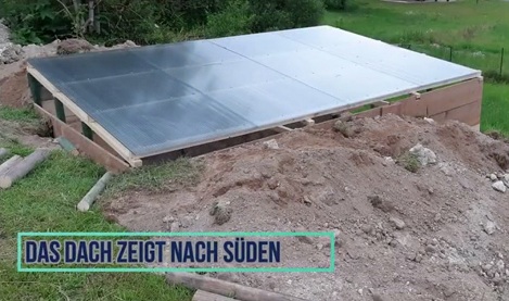 Das Dach (Hohlkammerplatte),
                                  Sicht halb schr�g: Das Dach zeigt nach
                                  S�den, der Eingang ist im Osten