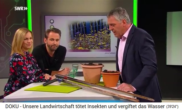 Werner Ollig presents two soil
                              samples: sandy soil and garden soil