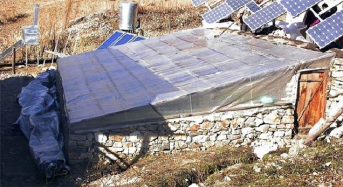 Walipini: Lowered
                          greenhouse with transparent tarpaulin roof in
                          Nepal at almost 3000m altitude, here the
                          temperature is below 0ºC for 199 days.