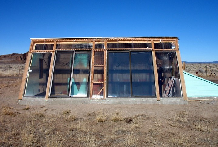 Walipini, versenktes Treibhaus am
                          Berghang mit Fensterwand zur Sonnenseite