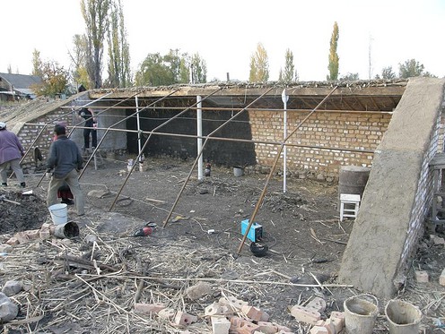 Byggandet av grop växthuset i
                                    Ladakh, norra Indien: Ställningen
                                    för halv U-taket är uppbyggt.