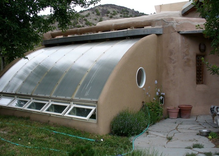 Angebautes Grubengewächshaus mit einem
                          Plexiglasdach in Form eines Halb-U von Rob
                          Stout, Embudo, New Mexico ("USA").