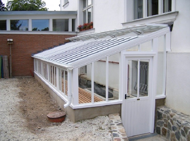 Attached pit
                          greenhouse in white. From
                          solarinnovations.com. (In 2018 the website was
                          no longer available).