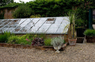 Unterirdisches Gew�chshaus in Spetchley Gardens,
                  UK. Treppe runter zum Eingang rechts