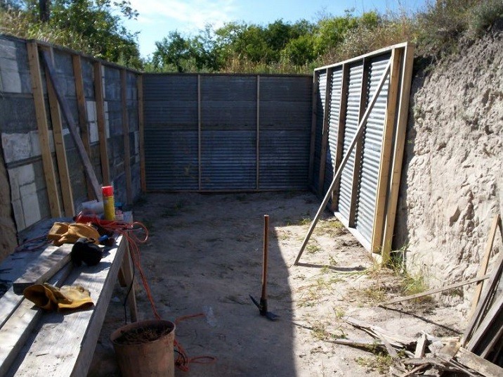 Un invernadero medio bajo tierra
                          (Walipini) en un suelo de arenisca, Texas