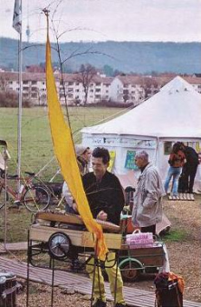 Kulturaktivit�t
                                  Hackbrettmusik mit Zelt und farbigem
                                  Himmel im Hintergrund