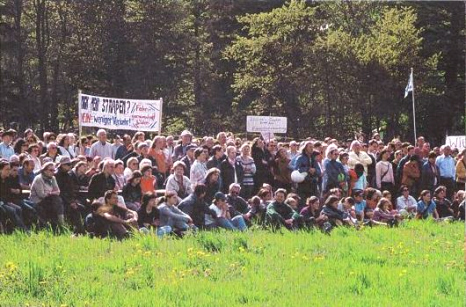 Das Redepublikum mit
                        Transparenten