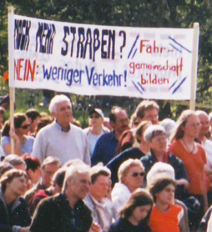Transparent: Noch mehr
                        Strassen? Nein: Weniger Verkehr!
                        Fahrgemeinschaften bilden!