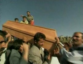 El ni�o Volkan, 6
            a�os, victima de dos perros de pelea en Hamburgo, fue
            traslado para su funeral a Anatolia en Turqu�a donde son sus
            ra�ces de su familia