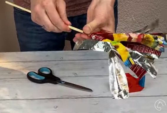 Katzenangel / Katzenraschel selbst gemacht
                      aus Stab und eingeschnittener Chipst�te