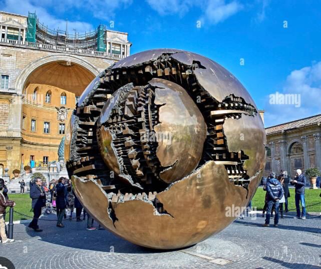 Vaticano 13-10-2023: La luna es un
                          sat�lite esp�a: En el Vaticano hay una
                          escultura lunar que est� abierta y muestra
                          estructuras inform�ticas, probablemente IA