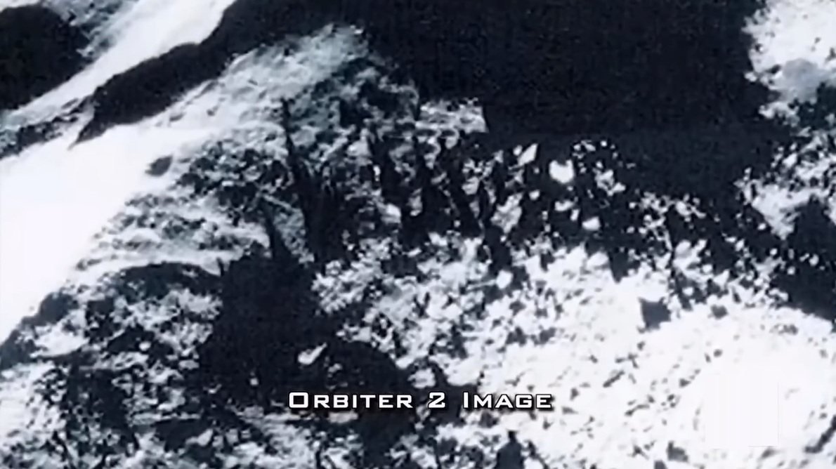 FAKE-Mond-Orbiter 2 zeigt k�nstliche
                      Strukturen auf dem FAKE-Mond