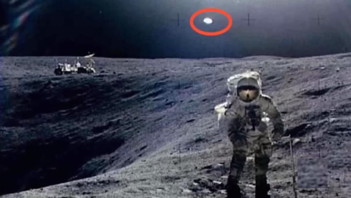 Alunissage FAUSSE dans la salle
                      de la lune au Texas avec l'astronaute Mitchell
                      tenant une lampe au "ciel", mais l'on ne
                      voit pas des �toiles?