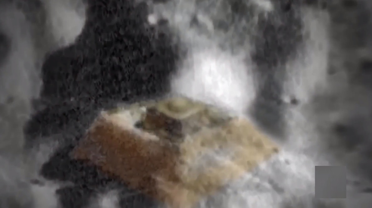 Photo de la lune
                      coloris�: pyramide terrass�e large sur la Lune