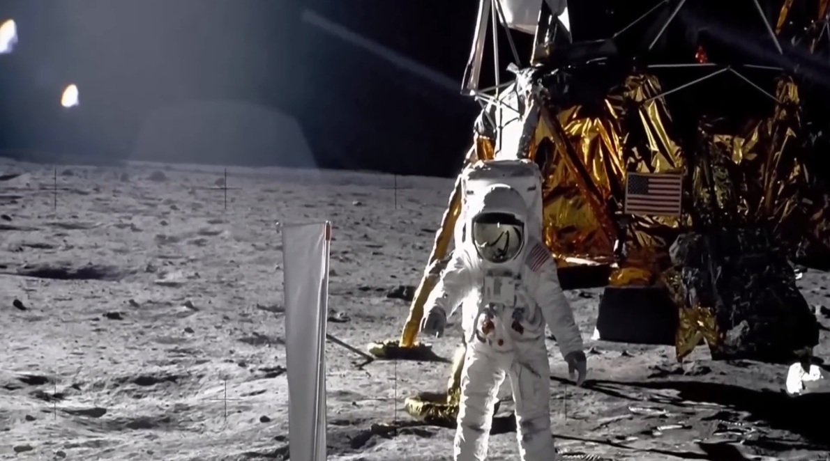 Apollo 11:
                      alunissage FAUSSE dans la Salle de Lune au Texas
                      en 1969: avec 2 "soleils" dans le ciel