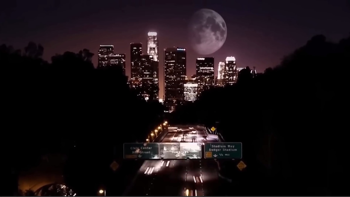 "EUA" Los Angeles: Autoroute en
                      soir�e avec des gratte-ciel et la Lune FAUSSE
                      blanche et transparante (satellite espion)