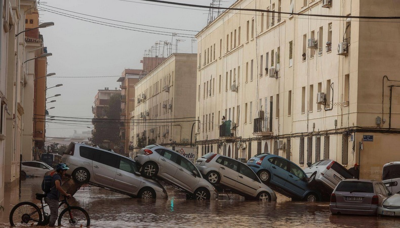 Noviembre de
                  2024: Valencia despu�s de la inundaci�n con un domin�
                  de coches