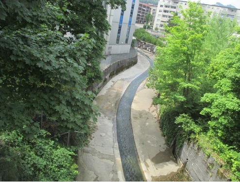 Olten (cant�n de Solothurn,
                    Suiza): El arroyo "D�nnern" est�
                    canalizado y el lecho del r�o est� pavimentado con
                    piedras - aqu� todo est� esterilizado y no vive nada
                    [20] - �d�nde est� la renaturalizaci�n?