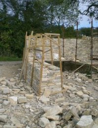 Construcci�n de un muro seco
                                    independiente con marco de madera
                                    para fijar la inclinaci�n