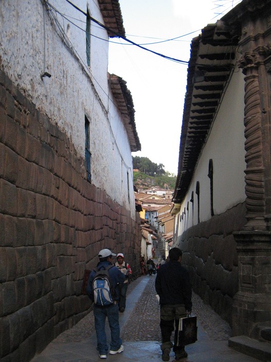 Cusco Jir�n Hathumrumiyoq with Inca
                    dry stone walls 2