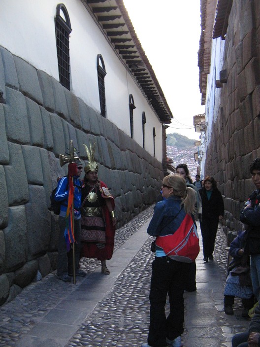 Cusco Jir�n Hathumrumiyoq with Inca
                    dry stone walls 1