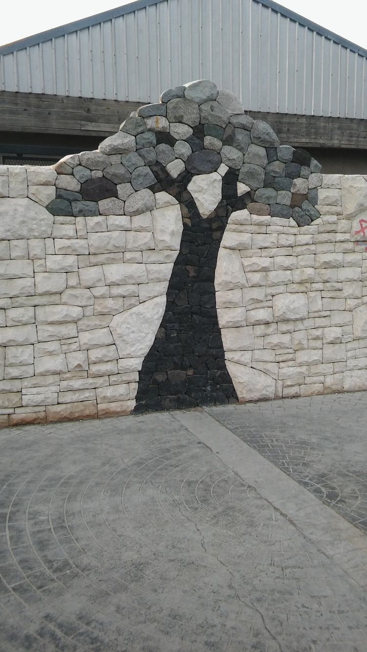 Arte de piedra seca de
                            diferentes piedras, Silueta de un �rbol 02
                            en Esquel, Argentina