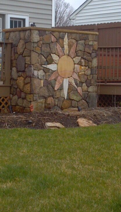 Arte
                              de piedra seca de diferentes piedras, un
                              sol como estrella