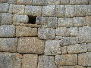 Machu Picchu (Per�),
                            el gran muro seco - un desag�e
