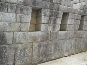 Machu Picchu (Per�), la sala de
                            meditaci�n de muro seco, 3 nichos perfectos
