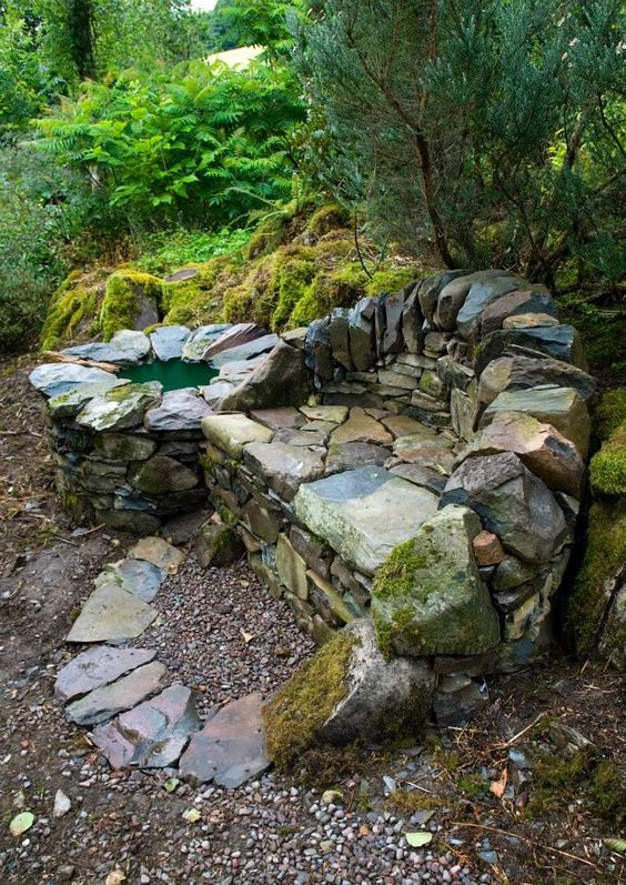 arte de piedra seca: un sof� de
                              piedra y un pozo en el jard�n salvaje
