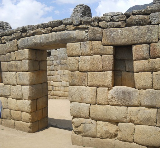 Machu
                      Picchu (Peru), das Inkazimmer mit T�r und Nische
                      mit perfekter Trockenmauer