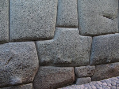 Cusco Jir�n
                      Hathumrumiyoq mit Inka-Trockenmauer, 8-Eckstein