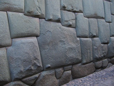 Cusco Jir�n
                      Hathumrumiyoq with Inca dry stone wall, 12
                      cornered stone