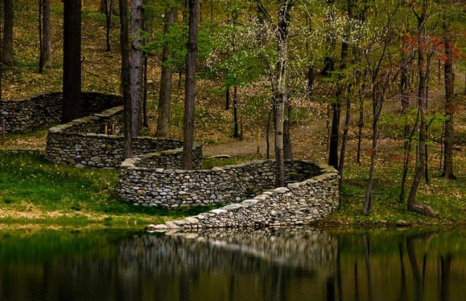 Muro seco en forma de
                            serpiente como un r�o serpenteante con
                            meandros "Muro de tempestad del
                            rey" ("Storm King Wall") en
                            Mountainville (estado de Nueva York) 1997