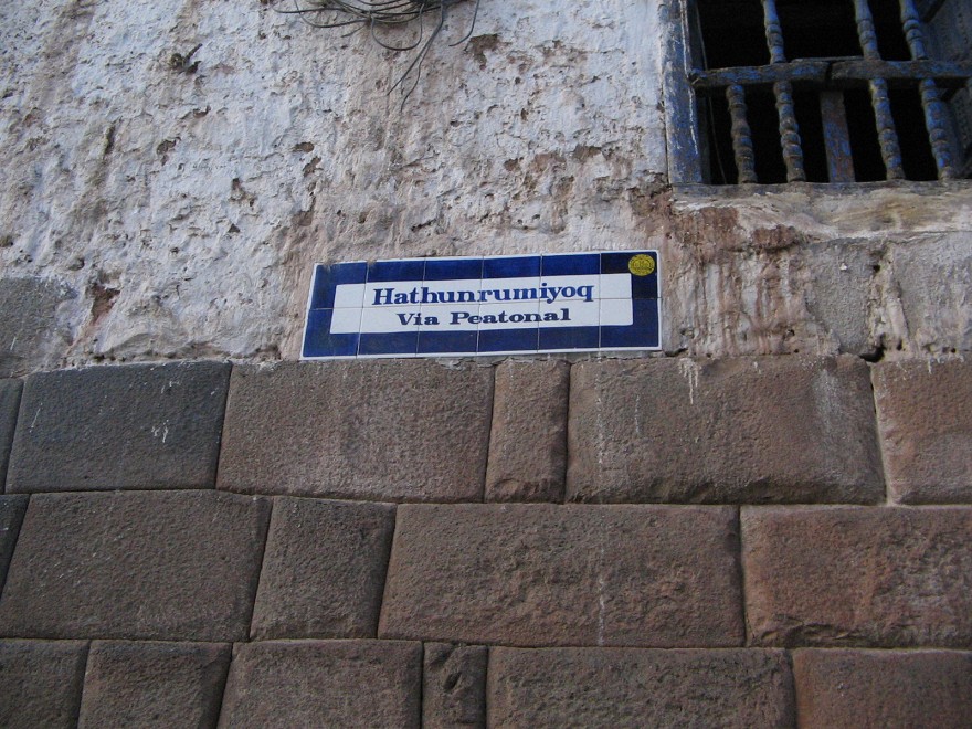 Cusco Jir�n
                    Hathumrumiyoq with Inca dry stone walls - the street
                    sign