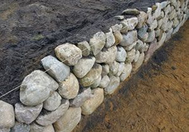 Un
                                    muro seco de una l�nea como muro de
                                    una terraza, ese muro es "muy
                                    delgado", casi ning�n animal
                                    puede anidar aqu�, pero los reptiles
                                    y los erizos pueden cavar para
                                    hibernar