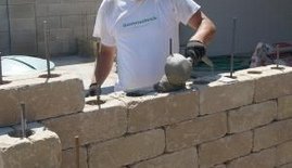 Piedras cortadas: sale
                                    un muro seco que apenas tiene
                                    grietas y NADA va a crecer ni poner
                                    su nido - un muro como as� solo es
                                    una cortina